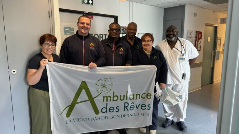 "C'est son dernier rêve" : cette association réalise les derniers souhaits de patients en fin de vie
          Fondée il y a trois ans, "Ambulance des rêves" aide les personnes en fin de vie à réaliser leurs rêves. Marguerite, 83 ans, a pu passer quelques heures avec ses proches grâce aux bénévoles.