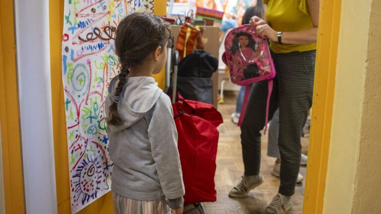 Education : près de 3 200 postes n'ont pas été pourvus aux concours d'enseignants du public et du privé
          Sur 27 589 postes ouverts aux concours enseignants du public et du privé en 2024, 3 185 n'ont pas été pourvus, d'après les chiffres du ministère de l'Education nationale.