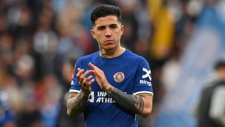 Racisme : le footballeur argentin Enzo Fernandez a présenté ses excuses à ses coéquipiers de Chelsea
          Le joueur s'était filmé avec certains de ses coéquipiers argentins en chantant des propos racistes visant des joueurs de l'équipe de France, après leur victoire en Copa América en juillet dernier.