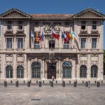 La mairie de Marseille condamne "des faits particulièrement graves" et ferme un centre de loisirs où des animateurs sont accusés de "maltraitance"
          Une mère de famille, Fatima, a découvert que ses jumeaux apparaissaient sur une vidéo partagée sur les réseaux sociaux. Son fils y apparaît "en pleurs, en train de sauter à cloche-pied parce que l'animatrice l'aurait puni". Fatima annonce "porter plainte pour maltraitance".