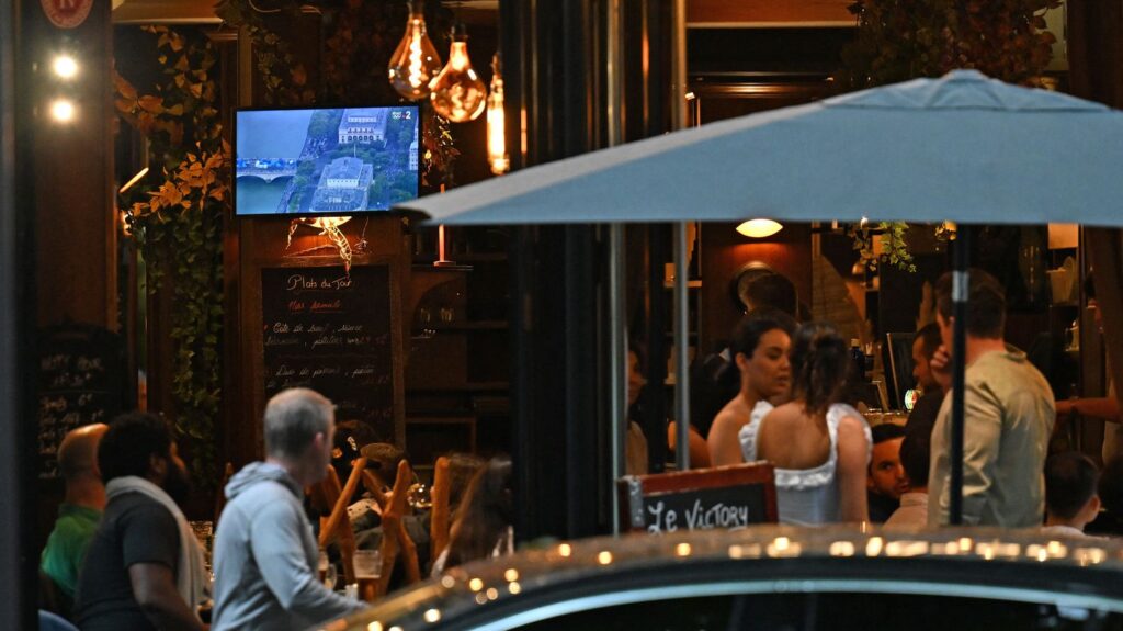 "On regarde les épreuves dès qu'on a un petit peu de temps" : ces Français qui arrivent à suivre les JO de Paris 2024, même au travail
          Sur le téléphone, en écoutant secrètement, ou même directement sur la télévision du bar : les travailleurs trouvent des techniques pour regarder quand même les épreuves.