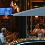 "On regarde les épreuves dès qu'on a un petit peu de temps" : ces Français qui arrivent à suivre les JO de Paris 2024, même au travail
          Sur le téléphone, en écoutant secrètement, ou même directement sur la télévision du bar : les travailleurs trouvent des techniques pour regarder quand même les épreuves.