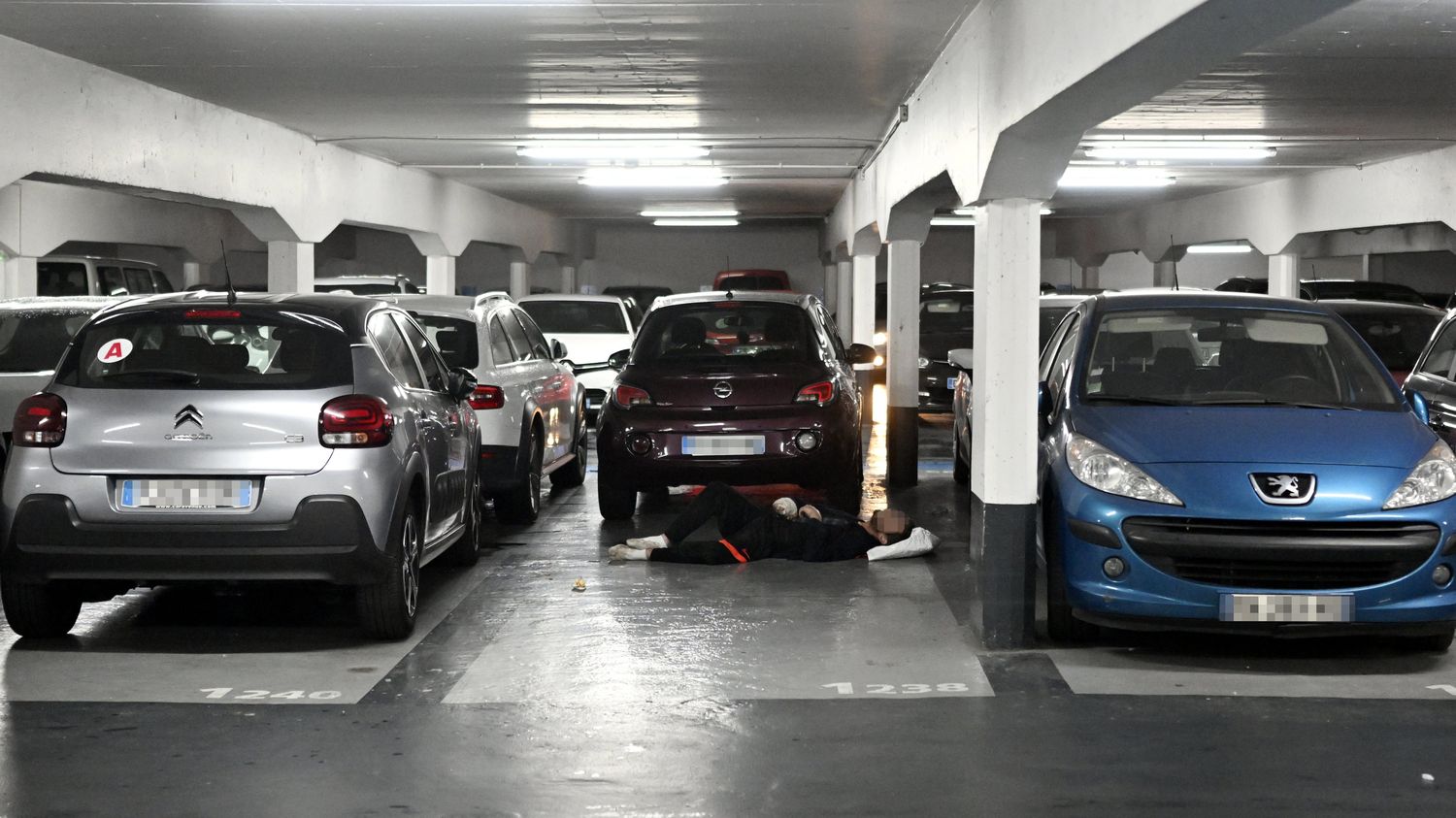 Pour lutter contre l'insécurité dans les parkings souterrains, le maire de Metz annonce des places réservées aux femmes
          Une mesure annoncée par le maire après le viol d'une femme, début août, dans le parking souterrain d'un centre commercial.